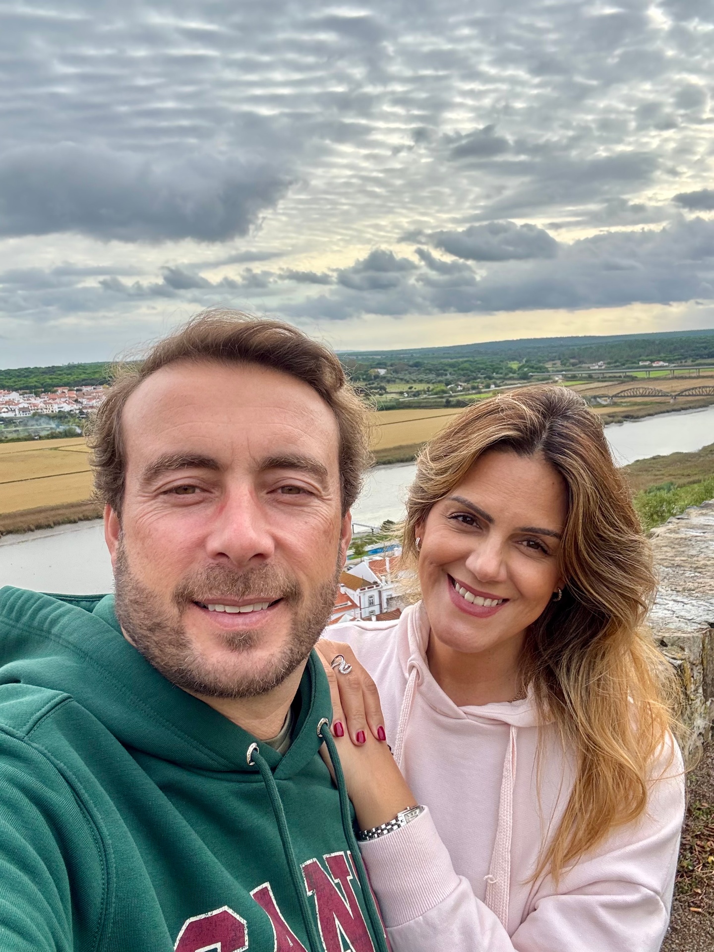 Ana e Márcio, com paisagem do Sado ao fundo